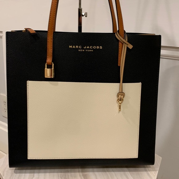 Marc Jacobs Large Grind Colorblock Large Tri-Compartment Key & Lock Tote Bag - Picture 2 of 15